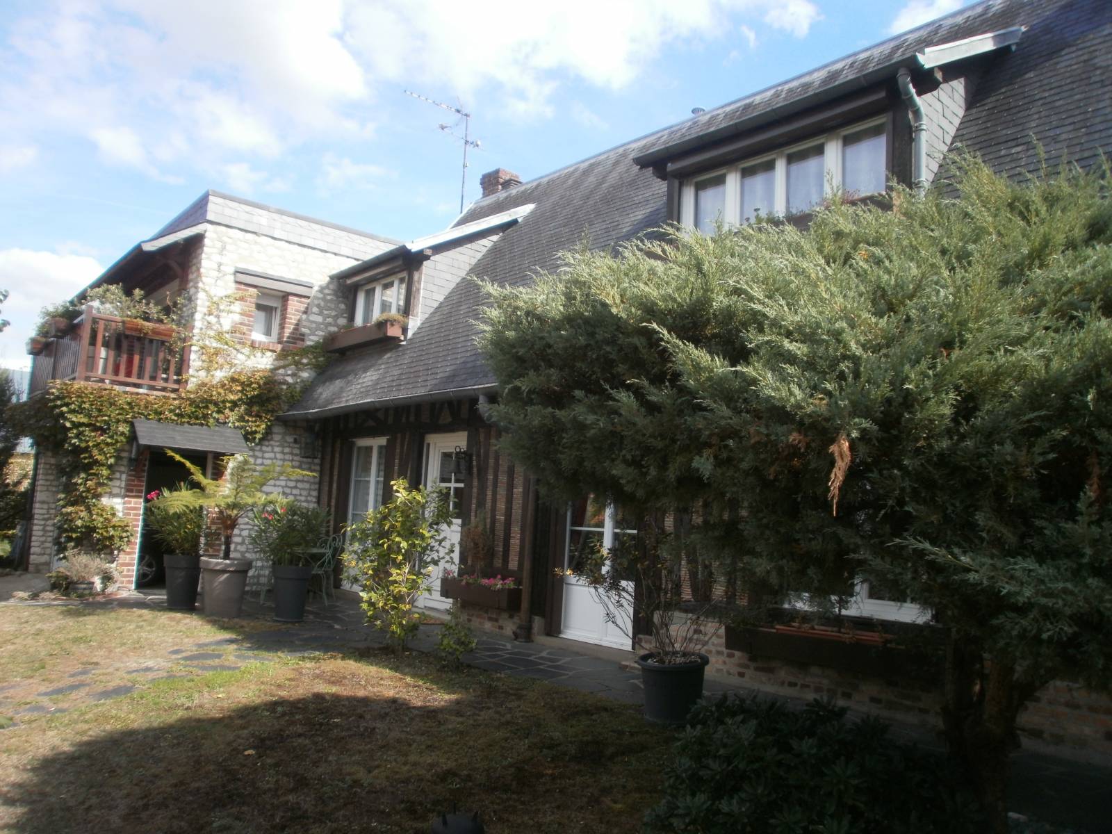 Studio en centre ville à louer Poses 27740