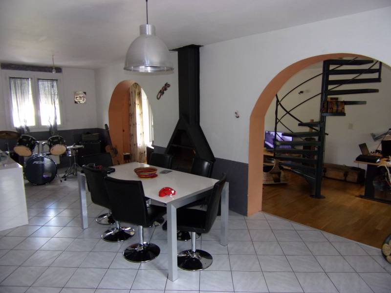 A vendre à QUATREMARE 27400 avec très grand séjour / salon