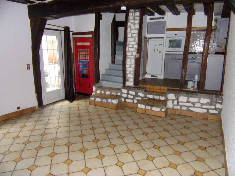 A vendre à PONT DE L'ARCHE 27340 avec séjour / salon avec cheminée