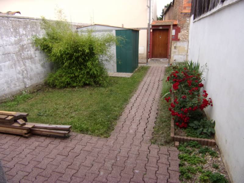 A vendre à LOUVIERS 27400 maison de ville avec jardin clos