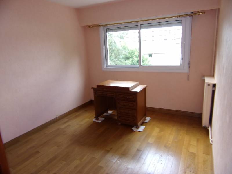 A vendre appartement en bon état avec grande chambre à LOUVIERS 27400