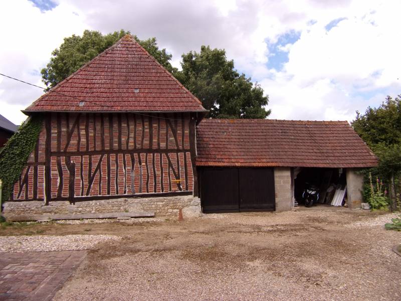A vendre à SURVILLE 27400 maison ancienne avec nombreuses dépendances
