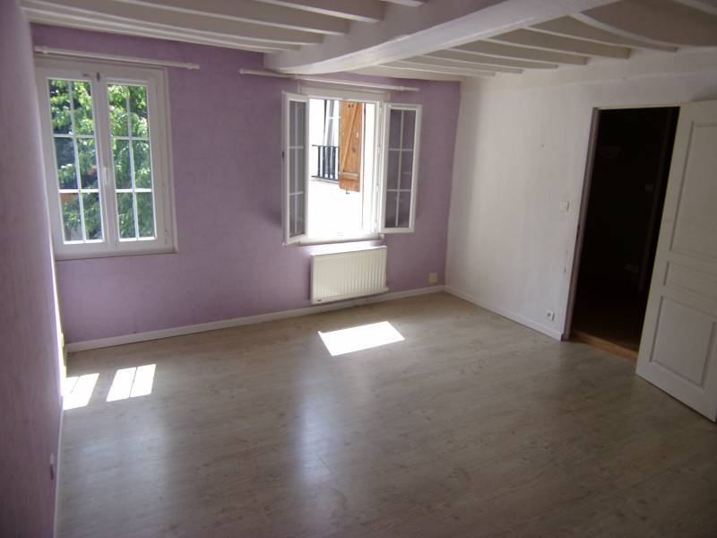 A vendre à LES DAMPS 27340 maison de ville avec grande chambre