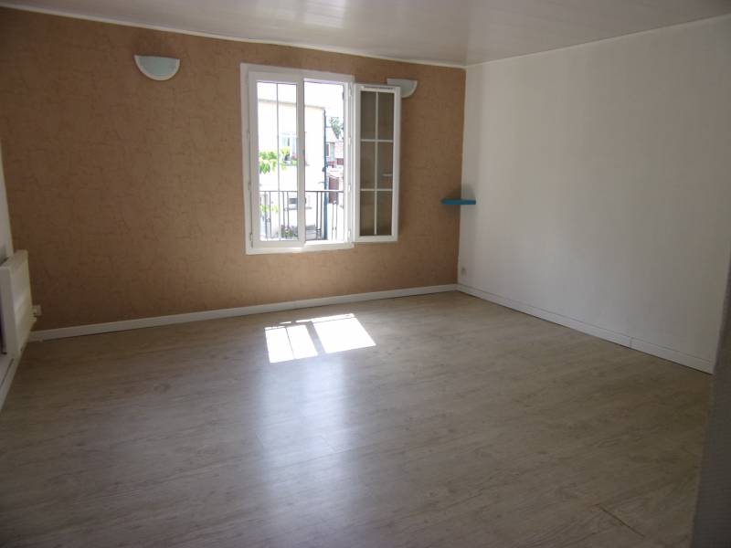 A vendre à LES DAMPS 27340 maison de ville avec chambre lumineuse