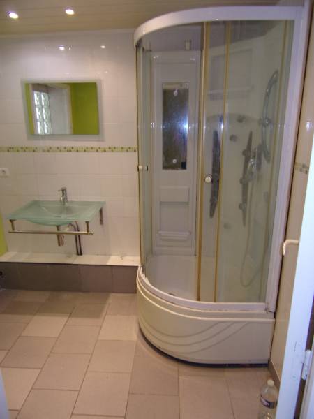 A vendre à LES DAMPS 27340 maison de ville avec grande salle d'eau