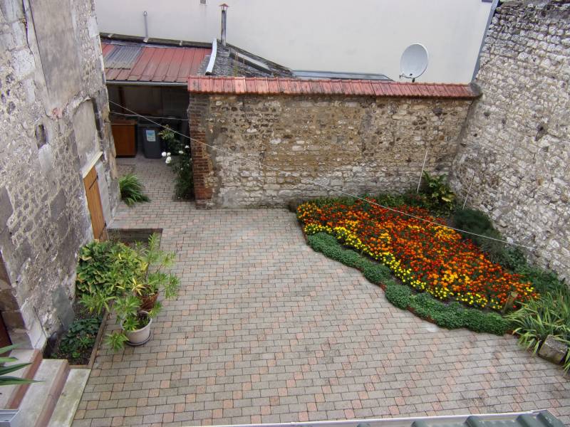 A vendre à PONT DE L'ARCHE 27340 maison de ville avec cour close de murs