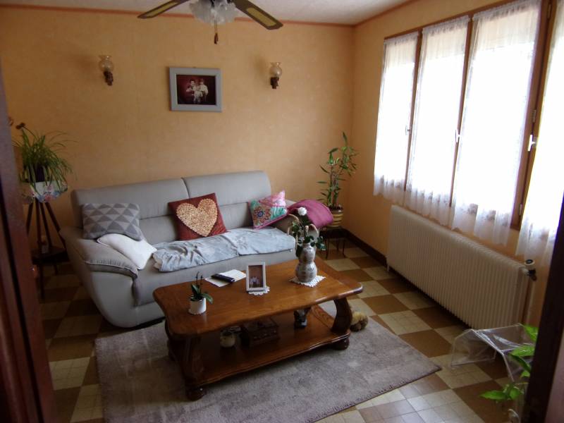 A vendre à PITRES 27590 avec salon avec cheminée