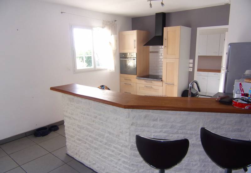 Maison SURTAUVILLE de 2009, cuisine aménagée ouverte