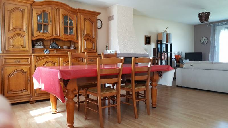 Vends maison de plain pied type F5  disposant d'un séjour/salon avec cheminée et insert, 4 chambres sur la commune de Val de Reuil 27100