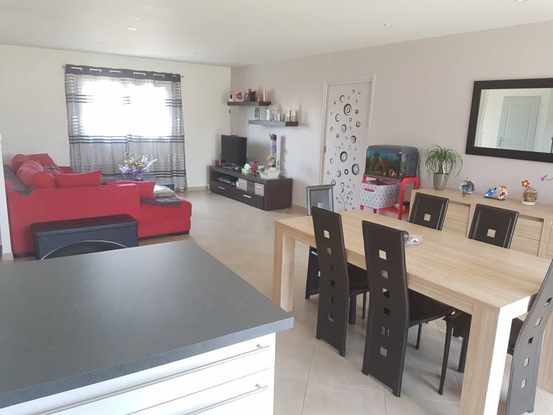 Achetez cette habitation récente de 2010 disposant d'un grand séjour 4 chambres et 2 salle des bains à Surville 27400