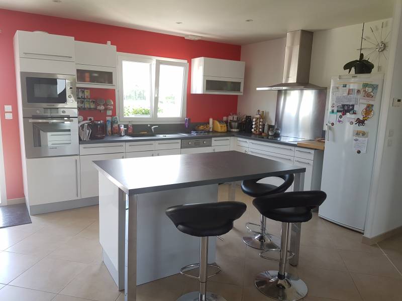 Vends plain pied lumineux et fonctionnel  de 142 m² habitable avec une cuisine aménagée et équipée sur la commune de Surville 27400