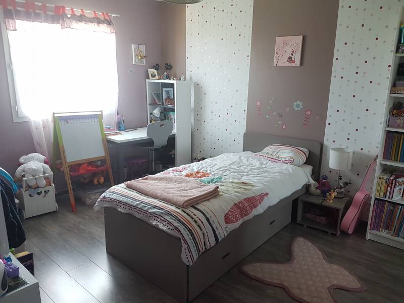 En vente contemporaine de 2010 de 142 m² disposant de 4 chambres à Surville 27400