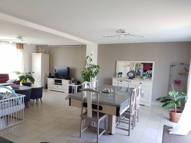 A vendre maison avec un beau séjour salon d lumineux de 55 m² sur la commune de Louviers (27400)
