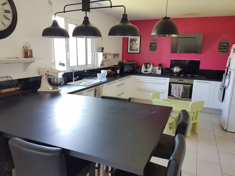 Achetez cette maison de 135 m² avec une cuisine aménagée et équipée ouverte sur un séjour de 55 m² sur la commune de Louviers (27400)