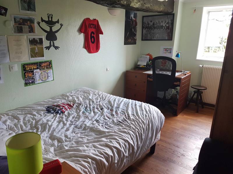 A vendre longère en très bon état  avec un séjour/salon avec cheminée et insert et 4 chambres à Montaure (27400)