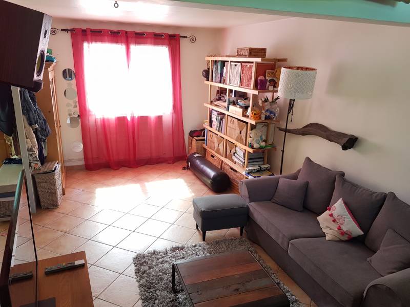 Vends maison fonctionnelle avec un séjour/salon et 4 chambres sur la commune de Val de Reuil (27100)