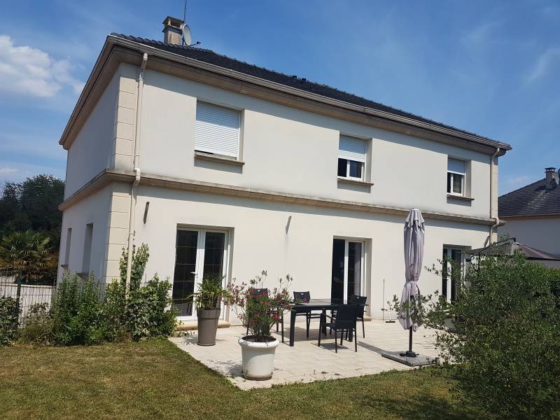 A vendre maison récente de 215 m² habitable dans une résidence sécurisée et privée dans un quartier résidentiel de Val de Reuil (27100)