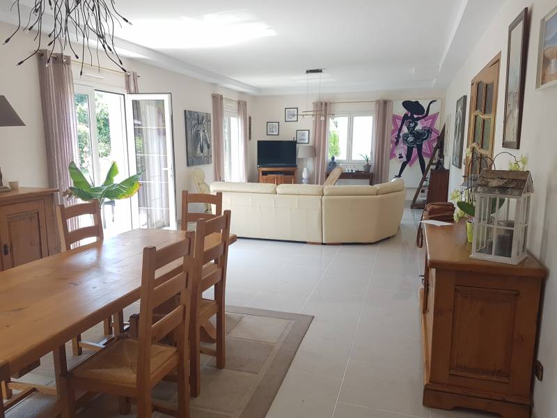 Vends maison de 215 m² habitable avec un séjour de 56 m², 5 chambres, 2 salle de bains sur un sous sol complet à Val de Reuil (27100)