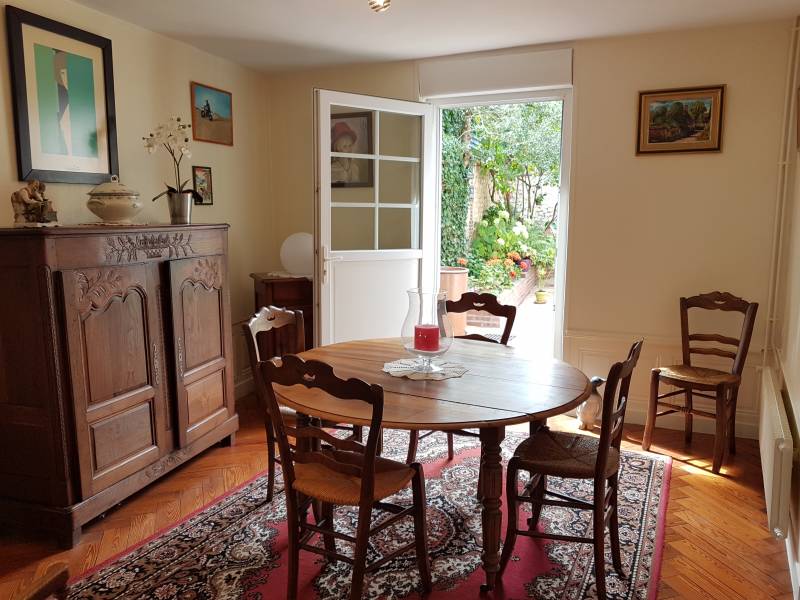 Vends maison de ville de 165 m² habitable en centre ville avec 4 chambres, terrasse sans vis à vis, cave voutéee proche des commodités à Louviers (27400)