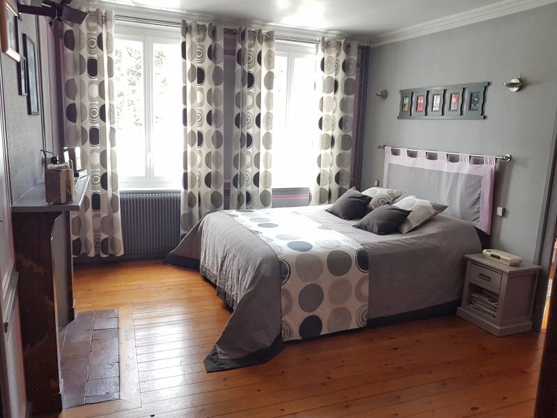 Vends maison de ville lumineuse et fonctionnelle avec 4 chambres dans un quartier calme et un très bon environnement sur la commune de Louviers (27400)