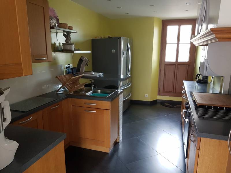 Vends maison de ville de 140 m² avec une cuisine aménagée et équipée, un séjour/salon de 42 m², 5 chambres, un garage et un jardin sur la commune de Le vaudreuil (27100)