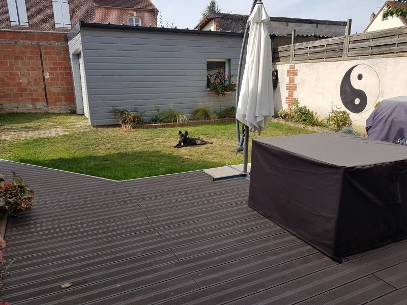 A vendre maison de ville à proximité du centre bourg avec un jardin clos de murs et un garage sur la commune de Le Vaudreuil (27100)