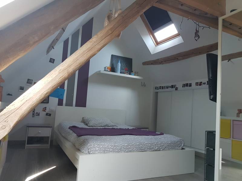 A vendre maison ancienne rénovée dans le centre bourg avec 5 chambres, un bureau, terrasse, jardin et garage sur la commune du Vaudreuil (27100)