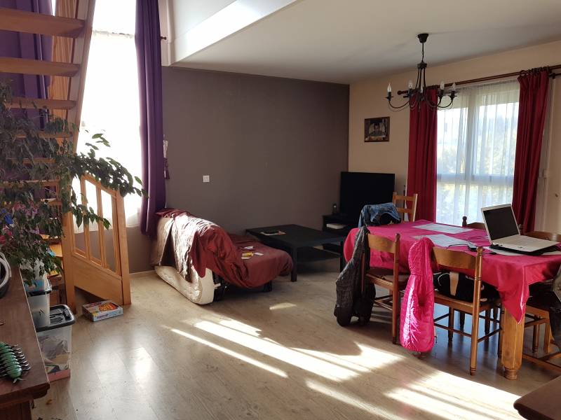 Vends appartement F3 en duplex avec un séjour/salon lumineux, 2 chambres, une terrasse et un parking sur la commune de Val de reuil (27100)
