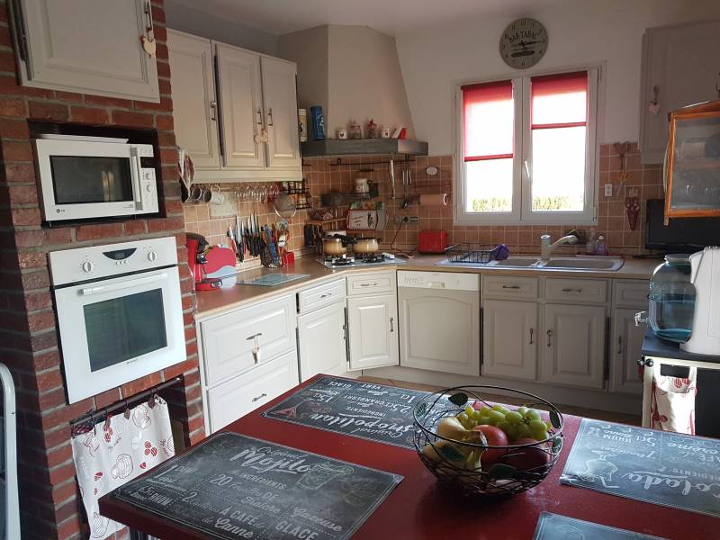 En vente construction récente de 165 m² habitable avec 3 chambres et un bureau, un séjour/salon de 56 m², un sous sol complet sur un jardin paysagé de 6000 m² à Amfreville sur Iton (27400)