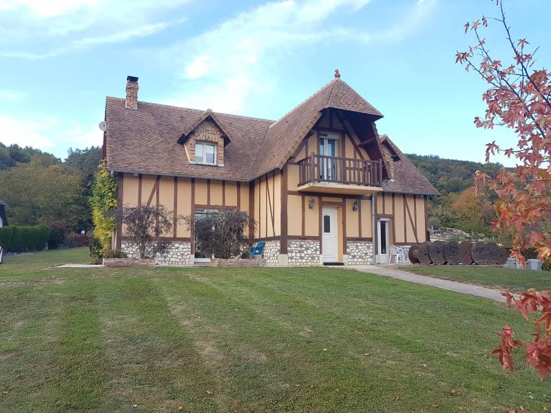 A vendre maison normande de 165 m² habitable de type F5 sur sous sol complet sur un jardin de 6000 m² proche de Louviers sur la commune d'Amfreville sur Iton (27400)