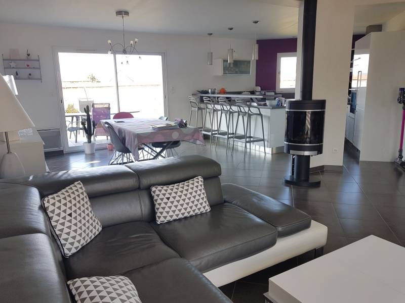 Vends maison récente fonctionnelle et lumineuse avec une grande pièce de vie, une cuisine ouverte, 4 chambres, 2 salle de bains avec un jardin de 941 m² à Saint etienne du vauvray (27430)