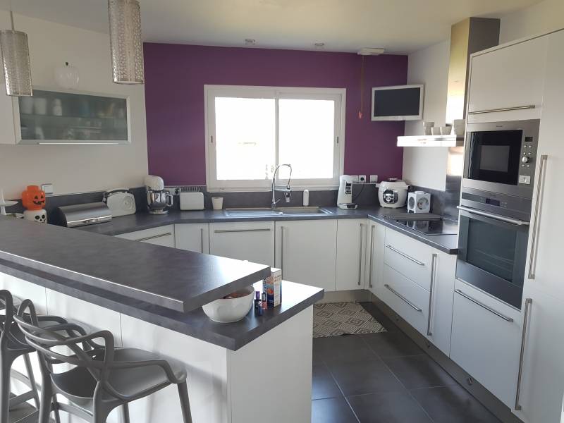 achetez une maison récente de 2009 avec une cuisine ouverte sur un grand séjour avec poêle à bois et 4 chambres à Saint Etienne du Vauvray (27430)