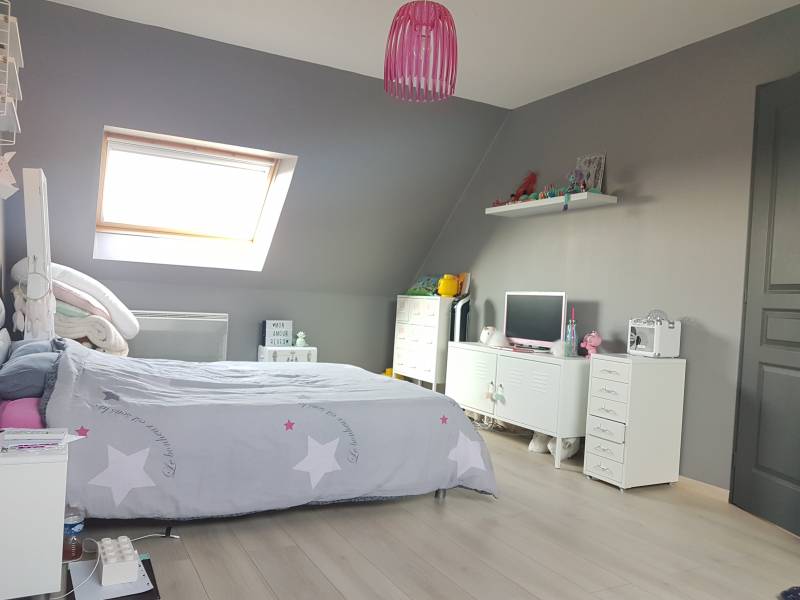 En vente maison récente de 151 m² disposant de 4  chambres, un garage et un jardin de 941 m² sur la commune de Saint Etienne du Vauvray (27430)