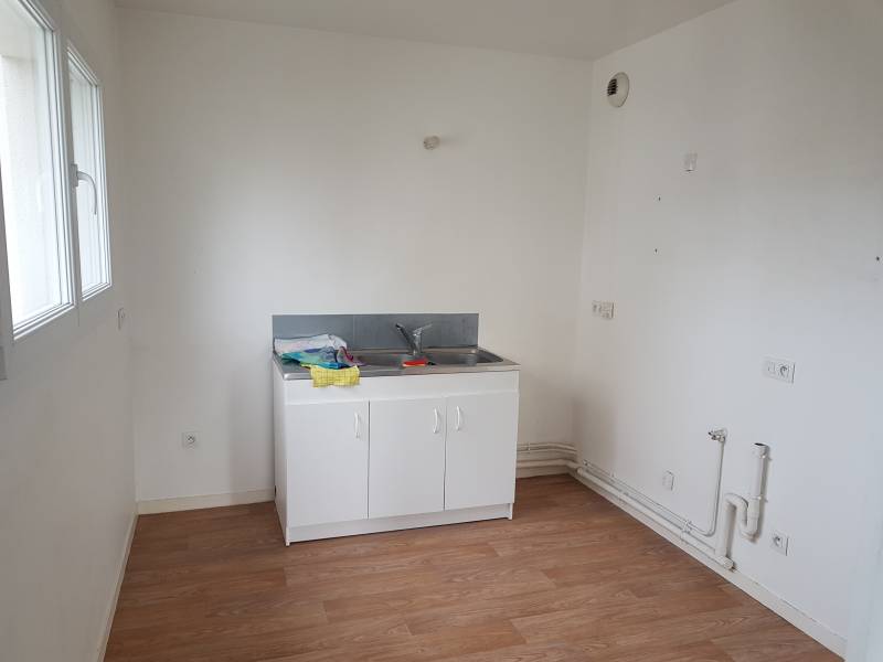 En vente appartement F3 en duplex lumineux et fonctionnel disposant d'une cuisine ouverte, un séjour lumineux et 2 chambres à Val de Reuil proche des écoles