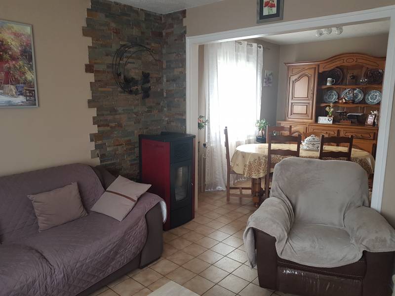 En vente maison rénovée de plain pied sur sous sol avec un grand séjour/salon équipé d'un poêle à granule sur la commune de Pont de l'Arche
