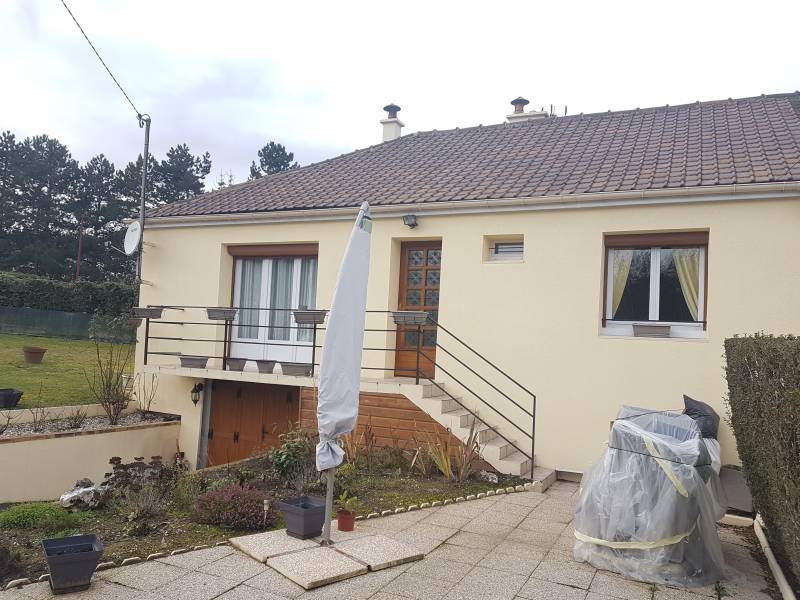 A vendre maison rénovée de type F4 de plain pied avec un sous sol et un jardin à Pont de l'Arche