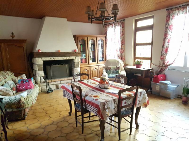A vendre maison ancienne de 110 m² avec grand séjour/salon 4 chambres dépendances et jardin proche La Haye malherbe