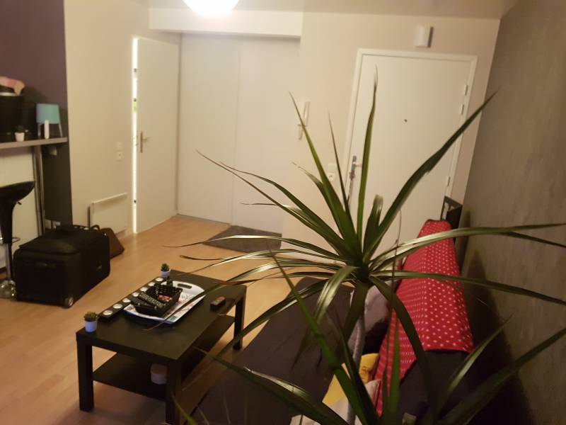 Achetez un appartement F1 en très bon état avec un balcon et une place de parking sur la commune de Val de Reuil