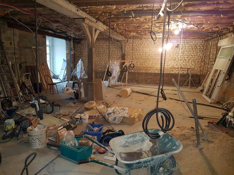 A vendre ensemble immobilier de  165 m² comprenant un plateau à aménager etun appartement F3 rénové sur la commune de Saint Pierre du Vauvray (27430)