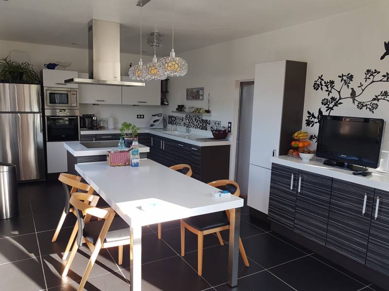 Acheter une maison ancienne de 190 m² avec un intérieur contemporain et une cuisine aménagée et équipée sur la commune de Val de Reuil