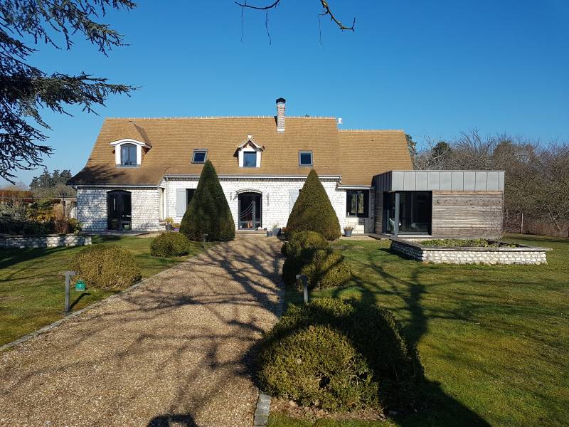 A vendre propriété ancienne de 190 m² habitable avec piscine chauffée, dépendance sur un terrain de 8000 m² à val de reuil proche de la gare SNCF