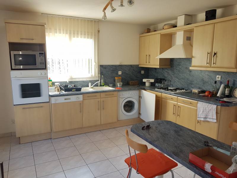 A vendre maison traditionnelle sur sous sol comprenant une cuisine équipée séjour 4 chambres sous sol et jardin à Pont de l'Arche