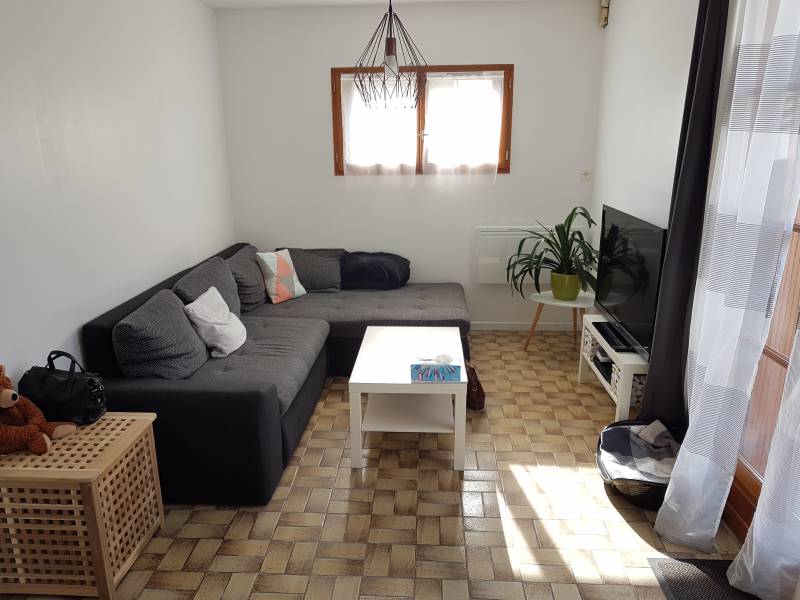 Vends maison rénvoée en pierres avec 2 chambres, bureau et jardin à Andé