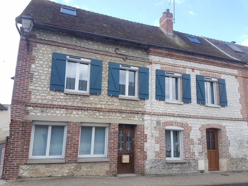 a vendre maison de ville de 140 m² habitable avec 5 chambres, jardin et garage sur la commune de Le Vaudreuil (27100)