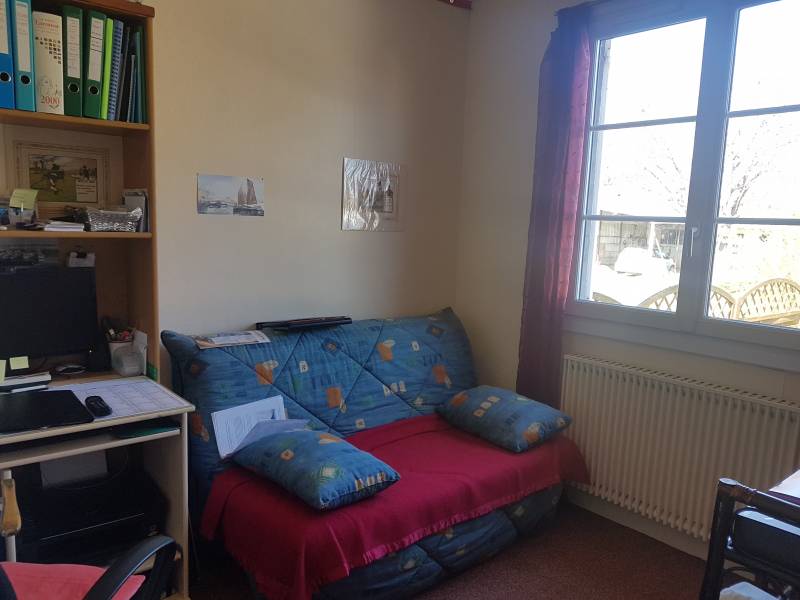 Vends maison habitable type F3 de 65 m² avec cuisine équipée séjour de 25 m² 2 chambres sous sol et jardin clos à Muids