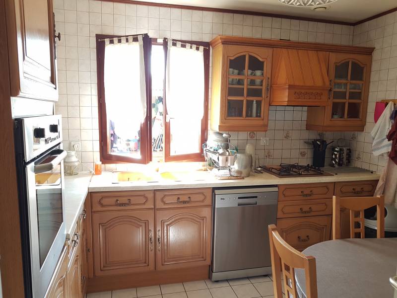 A vendre maison de 101 m² avec une cuisine aménagée et équipée, 4 chambres, garage, dépendance et jardin clos à Val de Reuil (27100)