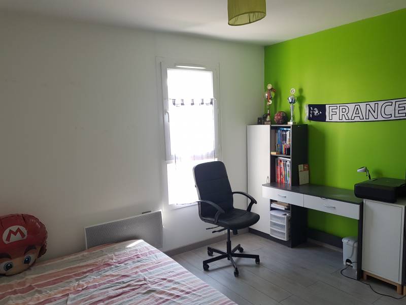En vente dans uns résidene récente sécurisée appartement lumineux de type F3 avec un jardin privatif et 2 parking à Val de Reuil
