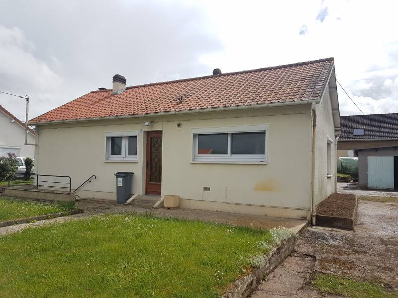 A vendre maison F4 de plain pied avec garage, dépendance et jardin clos sur la commune de les Damps