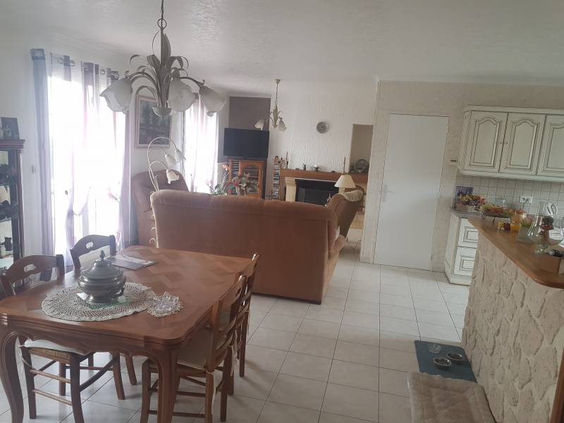 En vente maison de plain pied 2 chambres, grand séjour, sous sol et jardin clos de 1040 m² sur la commune d'Incarville proche de Louviers