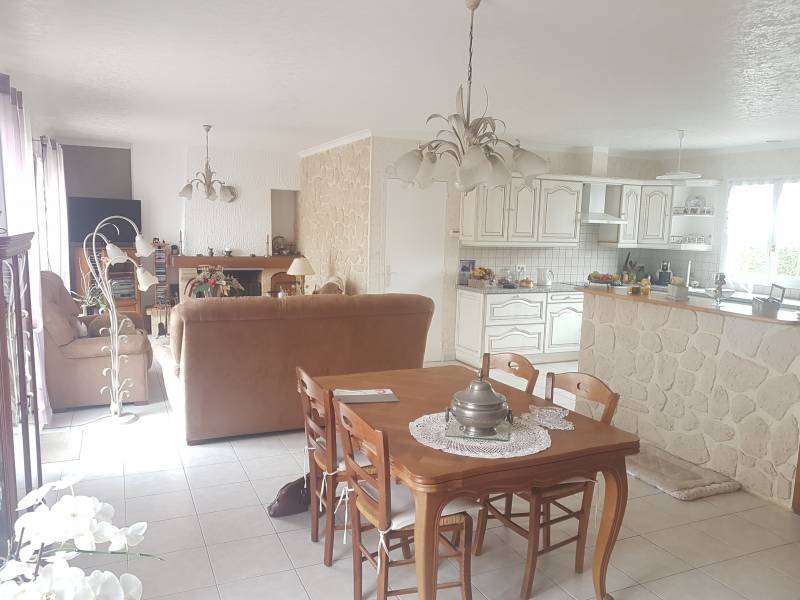 A vendre maison de plain pied de 90 m² avec un grand séjour salon 2 chambres et un sous sol complet à Incarville